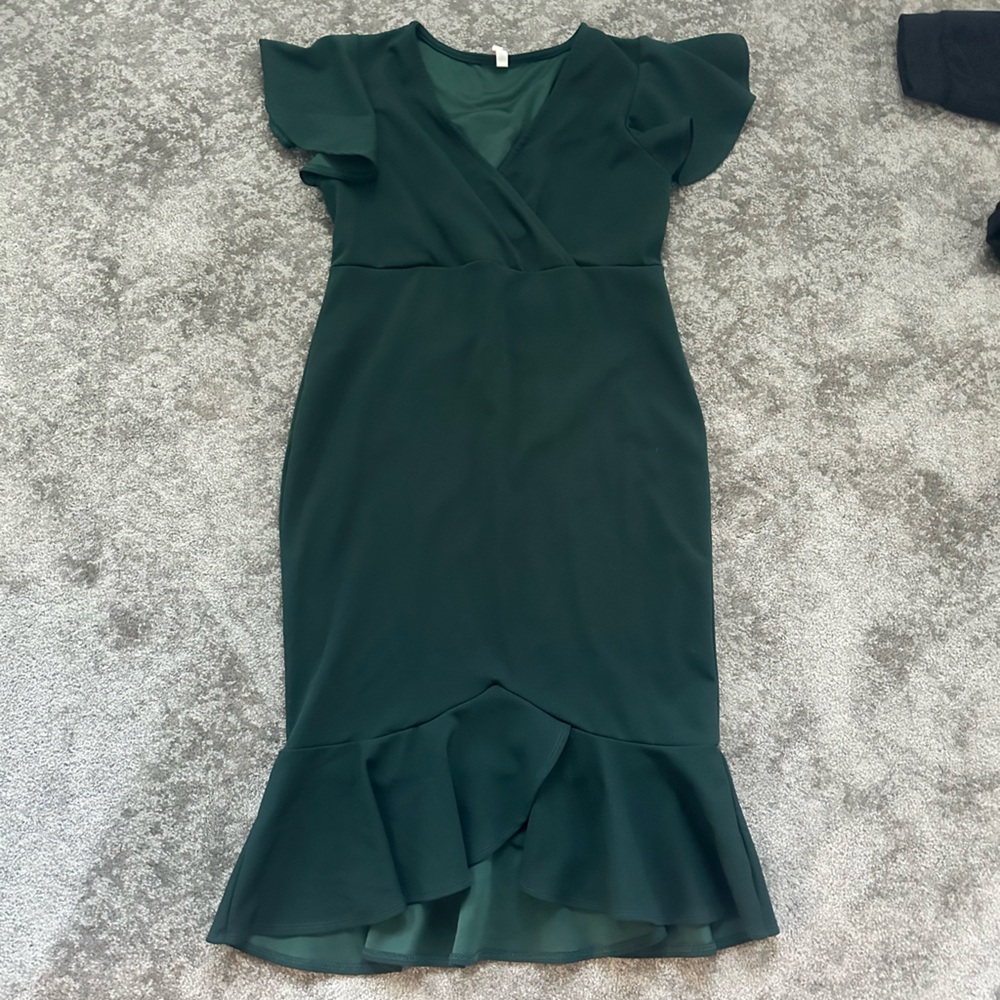 Pink blush maternity dress size medium. Very flattering on
